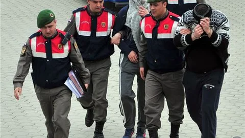 Hırsızlık zanlılarını ''hoparlör kapağı'' ele verdi