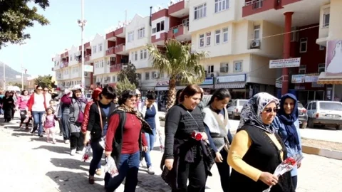 Bozyazı'da Kadına Şiddete Karşı Yürüyüş Yapıldı