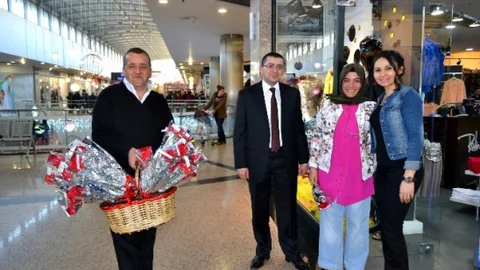 Barutçuoğlu AVM Kadın Müşterilerine Çiçek Dağıttı