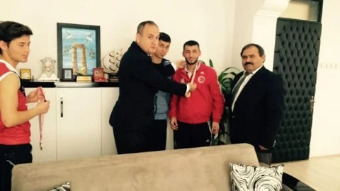 Madalyalarla Dönen Muay Thaiciler'den Kaymakam Yönden'e Ziyaret