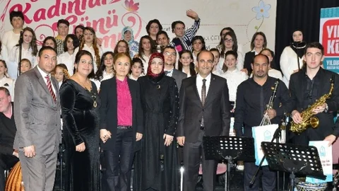 Başkan Edebali Kadınlar İçin Şarkı Söyledi