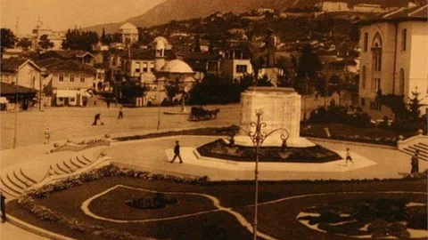 Atatürk Meydanı'nda Yıkılıp Banka Yapılan Cami Yeniden İnşa Edilecek