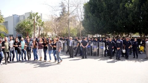 Çevik Kuvvet'ten Öğrencilere İlginç Tepki