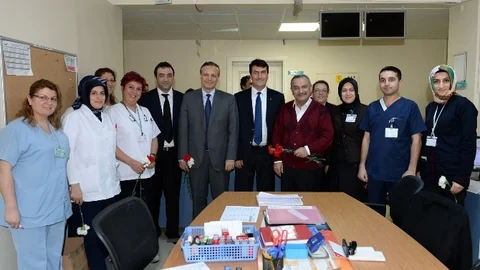 Başkan Dündar Hastalara Karanfil Dağıttı