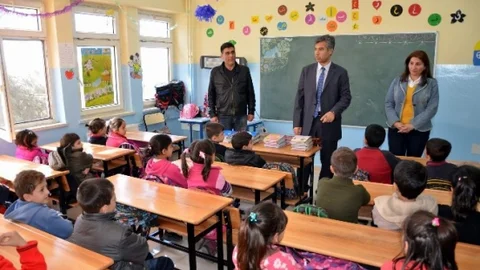 Suriyeli Çocuklara Kırtasiye Yardımı