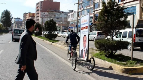 Billboardlar Dolunca Bisikletli Mobil Boardlar Hizmet Veriyor