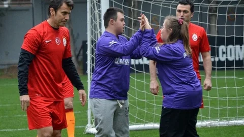 Galatasaraylı Eski Futbolculardan Anlamlı Destek