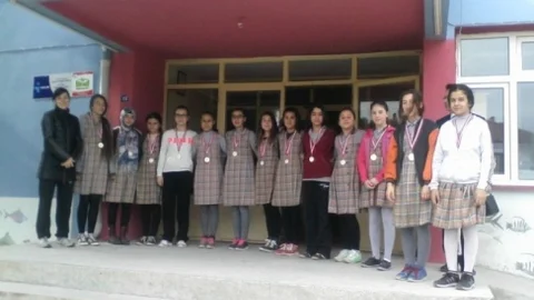 Burhaniye'de Köy Okulunun Başarılı Sporcuları