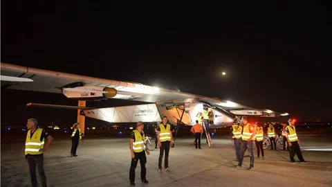 Solar Impulse 2, turun ikinci ayağını tamamlayarak Hindistan'a indi