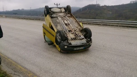 Yoldan Çıkan Araç Ters Döndü