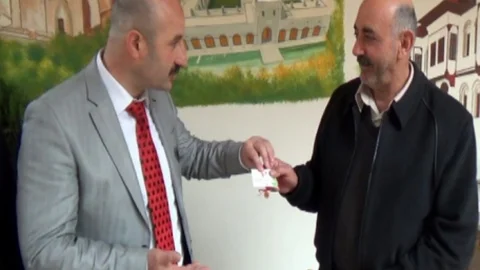 Yeni Kurulan Derneğe Çeyrek Altın Verildi