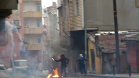 Okmeydanı'nda Göstericiler MOBESE'leri Yerinden Söktü