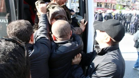 Berkin Elvan İçin Kendilerini Zincirlediler