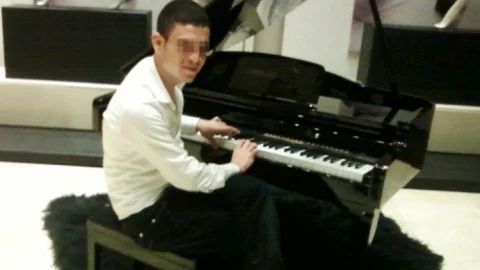 Gözü Yaşlı Baba Kızı İntihar Etmesin Diye Odasının Önünde Uyuyor