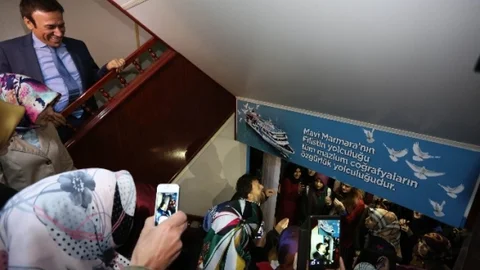 Mavi Marmara'ya Ziyaretçi Akını