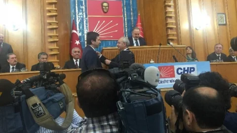 Kılıçdaroğlu Yenidünya'ya Parti Rozeti Taktı
