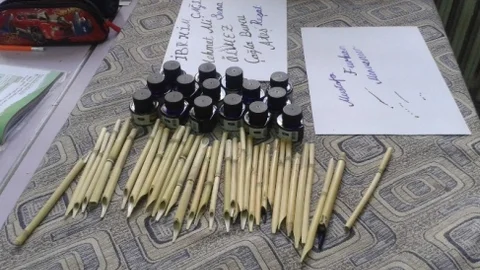 (Özel Haber) Kamıştan Kalemler Yapan Öğretmen İlgi Odağı Oldu