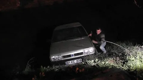Otomobil Dereye Uçtu