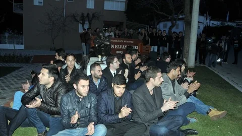 Gençlerden Parçalanan Berkin Elvan Heykeli Önünde Nöbet