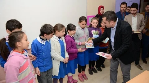 Kasgeg Ağlı'da Öğrencilere Kitap Hediye Etti