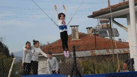 Artistik Cimnastik Yüzme Sporcuları Havuz Yerine Karada Çalışıyor