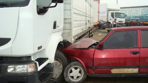 Kamyonla Çarpışan Otomobilde 4 Öğrenci Yaralandı