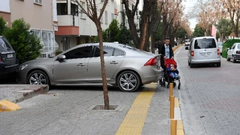İzmir'de Engelli Vatandaşların Yolunu Kapatanlara Ceza Yağdı