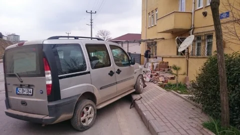 Kontrolden Çıkan Araç Apartman Girişine Çarptı 1 Yaralı