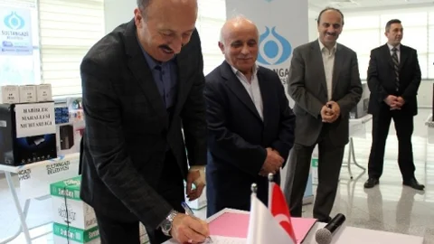 Sultangazi Belediyesi'nden Muhtarlara Ofis Ve Kırtasiye Desteği