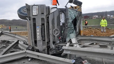 3. Havalimanı İnşaatındaki Hafriyat Kamyonu Devrildi 1 Ölü