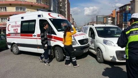 Ticari Araçla Ambulans Çarpıştı 2 Yaralı
