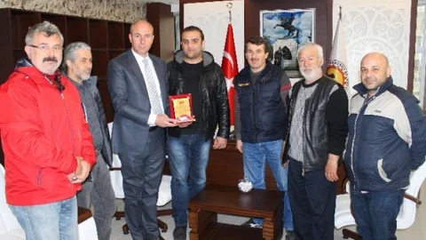 Woswos Grubundan Başkan Togar'a Plaket
