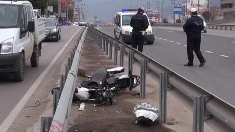 Köpeğe Çarpan Motosiklet Sürücüsünü Kaskı Korudu