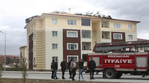 Erzincan'da Fırtına Çatıları Uçurdu