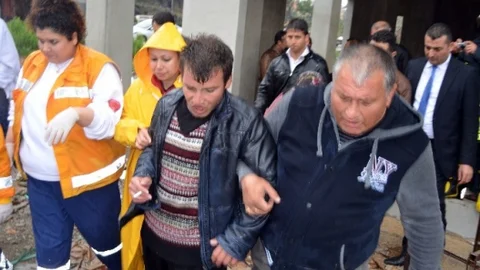 Bıçağı Boğazına Dayayan Genç İntihar Etmek İstedi