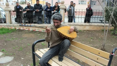 Kobanili Halk Ozanının Hali Yürekleri Burkuyor