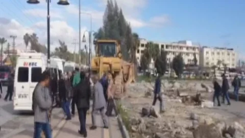 Kepçeyi Kalabalığın Üzerine Sürdü