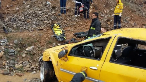 Ticari Taksi Şarampole Yuvarlandı 1 Ölü