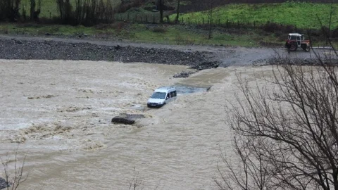 Sel Suları Köprüyü Yıktı 3 Kişi Mahsur Kaldı