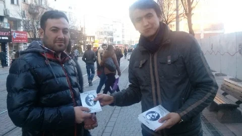 Ak Partili Gençler İstiklal Marşı'nın Kabul Gününde Broşür Dağıttılar