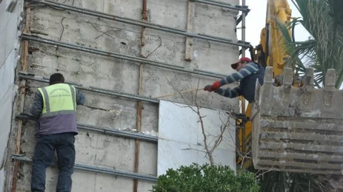 Kuşadası'ndaki Dev Atatürk Heykeline Onarım Yapılıyor