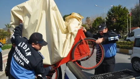 Kuşadası'nda Zabıta Daha Önce Verdiği Tezgahları Kaldırıyor