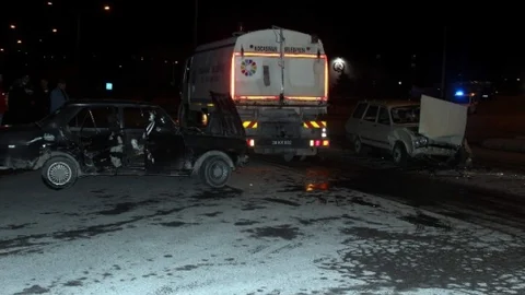 Otomobiller Çarpıştı 5 Yaralı