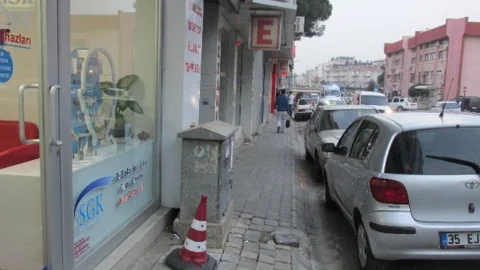Aydem Kaldırımı Kapatan Direği Kaldırdı