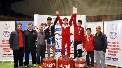 Aydınlı İkizlerden Halterde Büyük Başarı