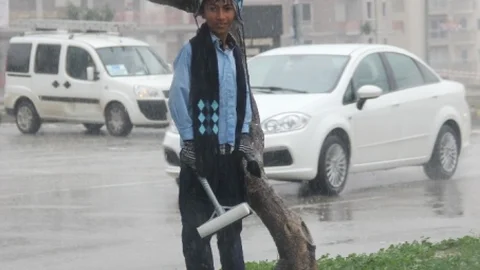 Yaşıtları Okulda Onlar Yağmur Altında Ekmek Derdinde