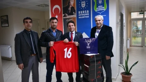 Büyükşehir Belediyespor'dan Ahıska Spor Kulübüne Malzeme Desteği