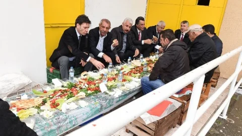 Karalar Pazarcı Esnafıyla Kahvaltı Yaptı