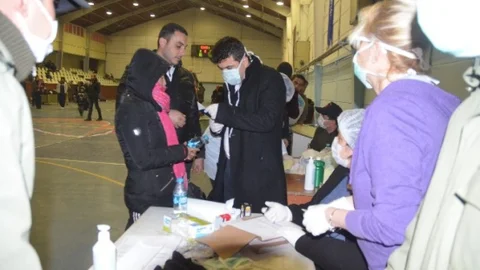 337 Kaçak Göçmen Spor Salonunda Sağlık Kontrolünden Geçirildi