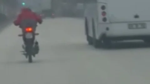 Motosiklet Sürücüsünün Trafikte Tehlikeli Akrobasisi